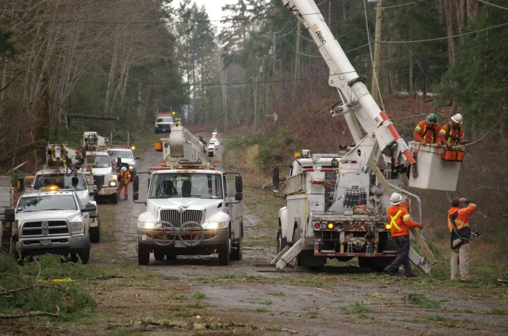 BC Hydro Crew ResolvingPower Lines